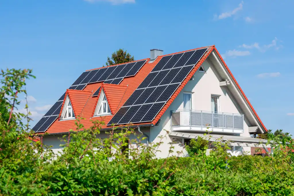 Photovoltaikanlage auf Dach eines Einfamilienhauses Photovoltaikanlage auf Dach eines Einfamilienhauses